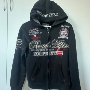 Svart huvtröja från Geographical Norway - Fläcken på höger sida går lätt bort me en tvätt🤓kan tvätta innna ja postar jajajajaj annars så har den inga hål eller nått sånt