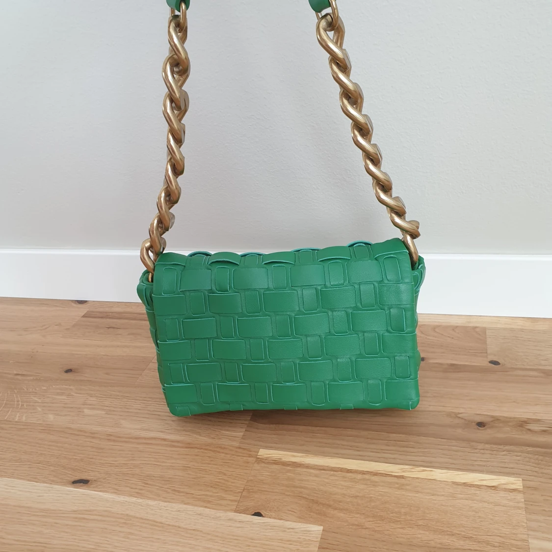 Grön axelväska med kedjedetaljer - Zara - 2