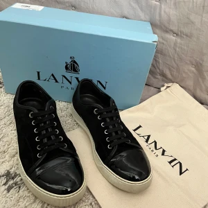 Lanvin skor  - Säljer nu dessa Lanvin skor | Skick 8/10 | Nypris 4999kr, mitt pris 1799kr | Storlek 42 | Man får med som visas i bilderna det vill säga skorna, låda och dust bag | Hör av er vid frågor & funderingar