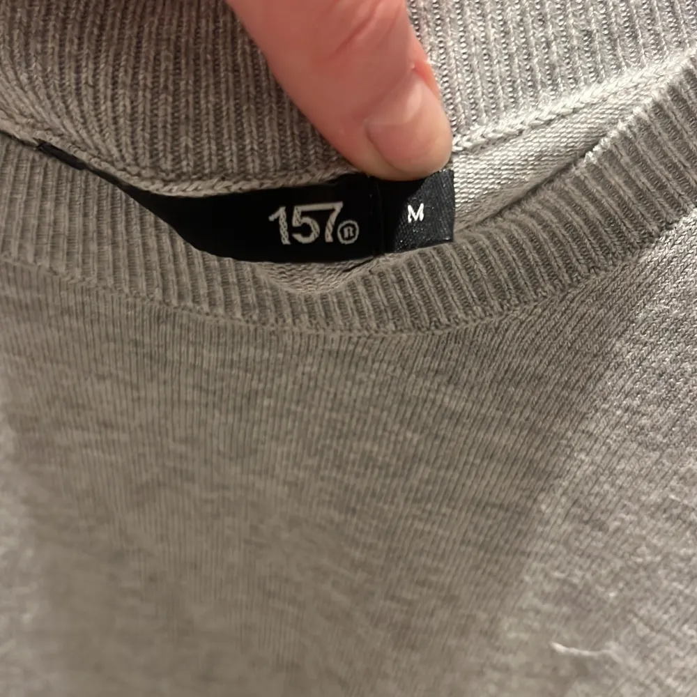 Säljer en stilren grå tröja från 157 i storlek M. Väldigt skön faktiskt men säljer för att den är för stor. Materialet känns mjukt och bekvämt.. Neuletakit & Villapaidat.