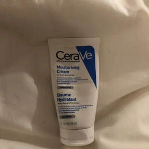 CeraVe Moisturising Cream - Fuktgivande kräm från CeraVe för torr till mycket torr hud. Innehåller ceramider och hyaluronsyra för att stärka hudens barriär och ge långvarig återfuktning. Parfymfri och lämplig för känslig hud. Perfekt för daglig användning.