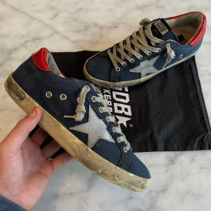 Golden goose skor - En par riktigt schyssta golden goose skor i fint skick. Skriv för fler frågor🙌