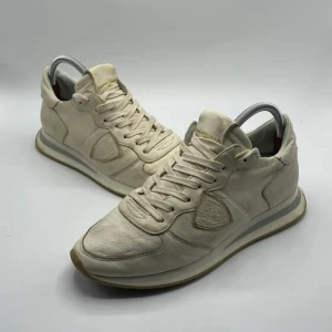 PHILIPPE MODEL TRPZ - Riktigt snygga och fräscha Philippe modell förutom att de har lite crease märken. Skorna är helt perfekta nu till vintern. För fler frågor är det bara att skriva.