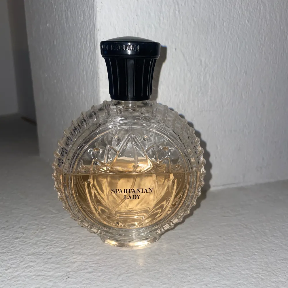 100ml spartanian lady parfym, ca 60 ml kvar. Skönhet.