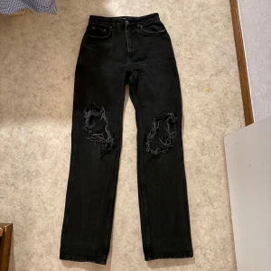 Jeans från NA-KD - Säljer nu mina fina jeans från NA-KD☺️ Storlek 36. Köpta för 599kr 2022. Ganska raka i modellen och just för långa på mig(jag är 163cm). Jeansen är i bra skick! Säljer pga för små för mig🤩Kom privat vid frågor!