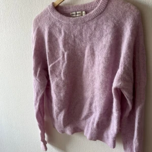 Stickad tröja Ull & Alpacka - Stickad tröja från Carin Wester. Stor i storleken, passar en M.  Använd några gånger, inget att anmärka på!  Ljuslila/rosa i färgen. 