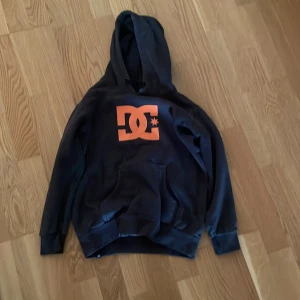 dc hoodie - dc hoodie orange text har inte använts så många gånger 