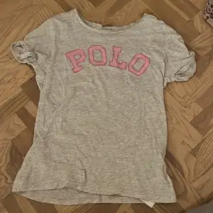 Så snygg babytee från polo Ralph Lauren! Är egentligen i barnstorlek men passar bra på mig som en tight T-shirt som vanligtvis har S💞