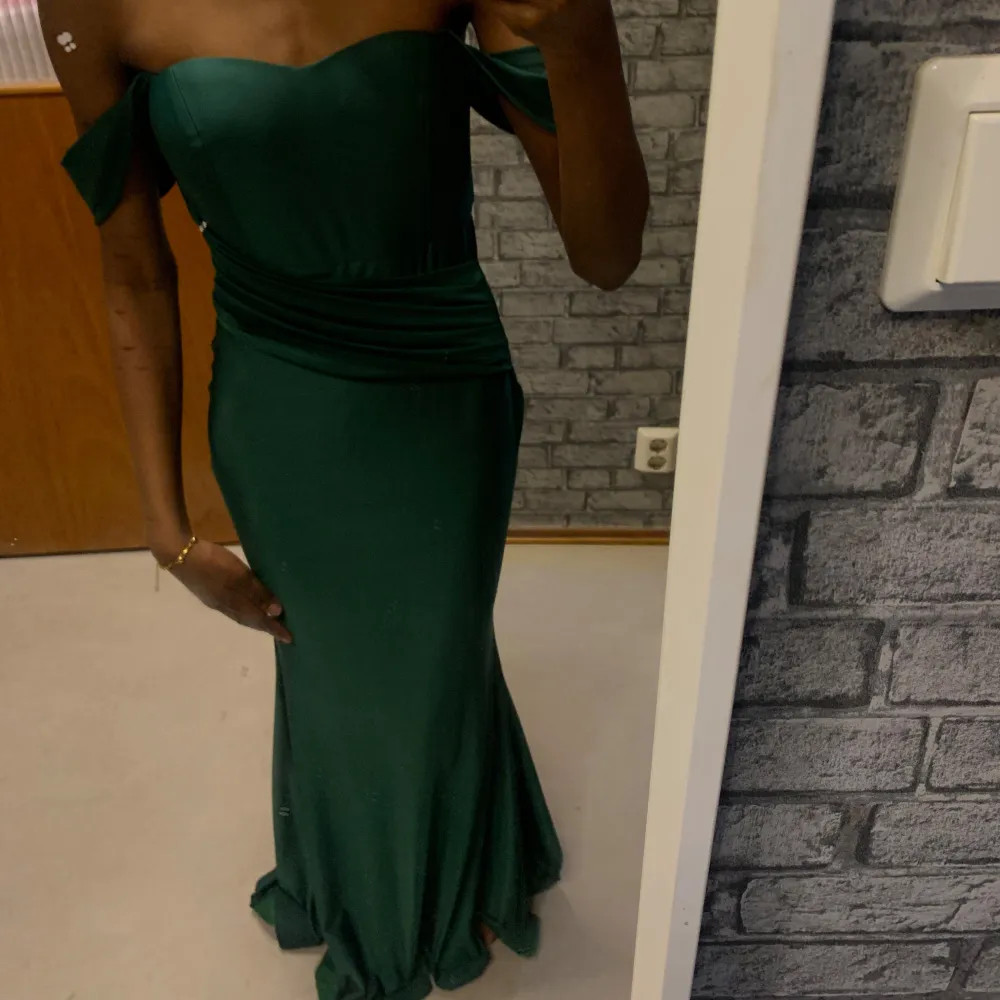 Mycket fin & elegant. Använt 2 gånger. Fortfarande lika ren. Kommer ej ihåg vart den var ifrån eftersom att det var så länge sedan. Fler bilder? Skriv 💞(är 1,65) klackar med klänningen skulle ej behövas eftersom att den är så lång & nuddar marken. . Mekot.