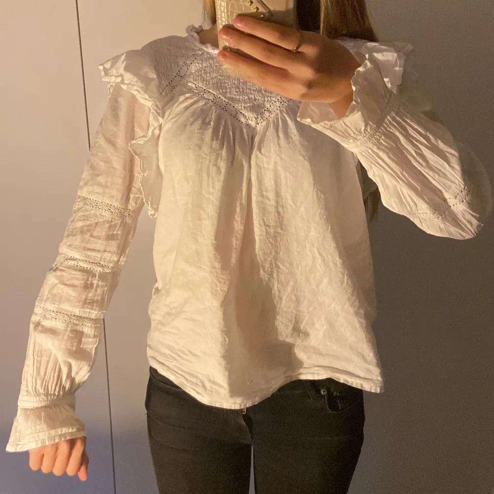 (INTRESSEKOLL) denna jättevackra blus funderar jag på att sälja, köpte den för några månader sen kommer dock inte ihåg vart ifrån💗 den är i så bra skick ser ut som en helt ny blus💗. Blusar.