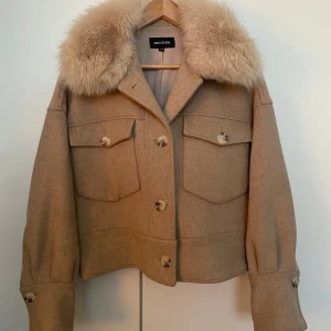 Meotine jacka - Säljer denna snygga Meotine jackan i modellen ”Charlie”! Köpte förra året så den är i fint skick 💕 Endast använd under 1 höst/vinter. Den är i storlek S/M och sitter perfekt för mig som brukar bära M, men borde funka till S också! 💕Jag är 170cm lång💘