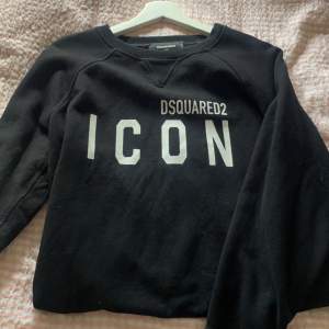 Säljer min nästintill oanvända dsquared tröja/hoodie. Köpt på johnells. Finns kvitto. nypris 3999kr. Storlek xxs