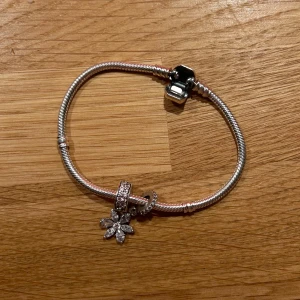 Pandora armband - Säljer mitt pandora berlock armband 🫶🏻 I längd 18cm. Medföljer 2 st berlocker. Jättefint skick! Pris kan diskuteras 
