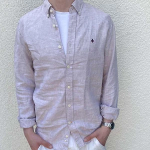 Morris 100% linneskjorta  - Säljer min feta linneskjorta från morris i färgen beige. Skick9,5/10 (nästan ny)och modellen är 178 samt väger 65. Skjortan passar dig 178+. Pris är inte hugg i sten. skriv gärna vid frågor!☺️