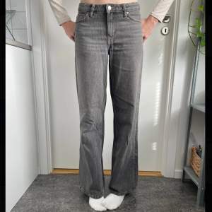 Lågmidjade gråa jeans från weekday i modellen ample low loose jeans. W25 L34. Sparsamt använda. 