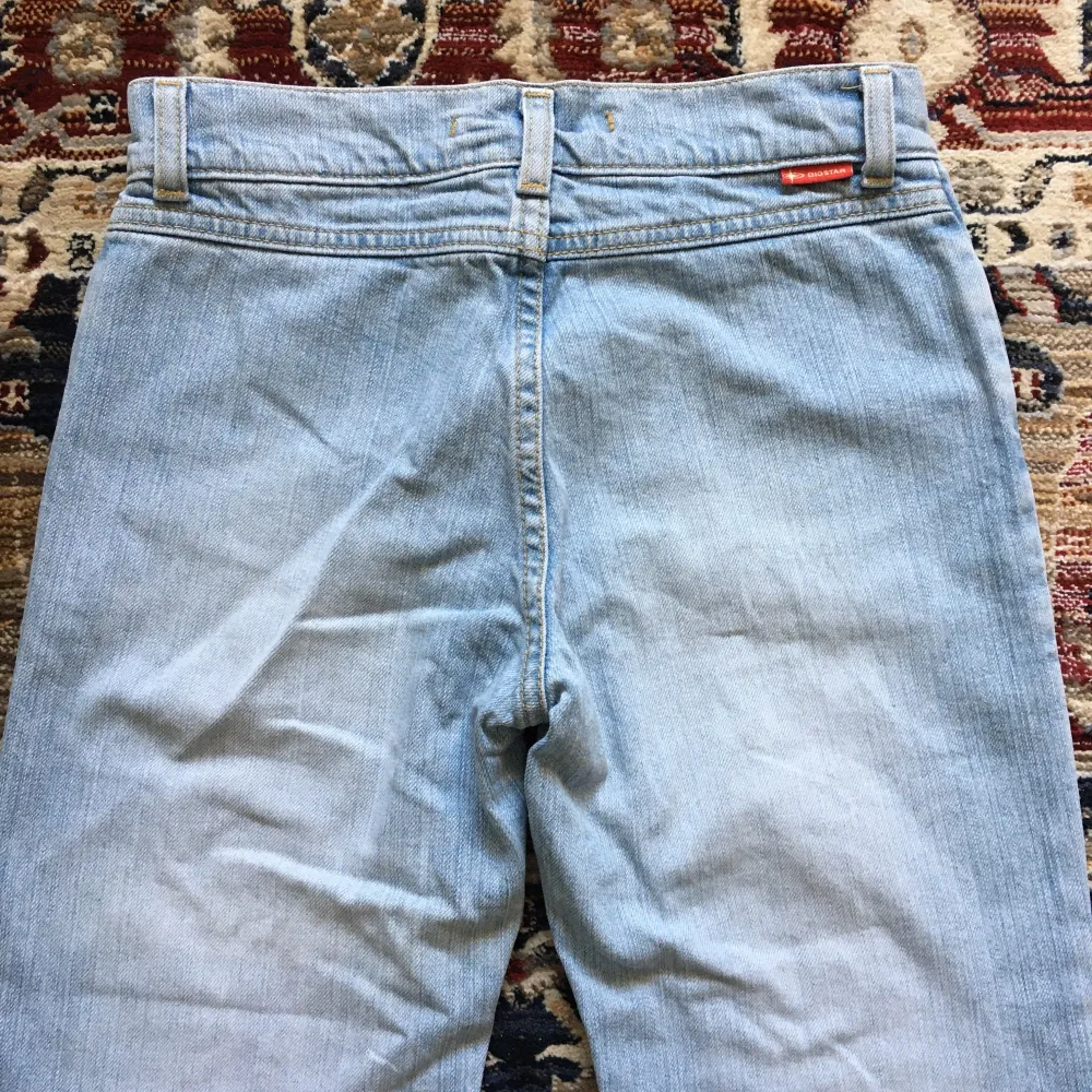 Så snygga och unika bootcut jeans utan fickor i bak, i jättebra skick! Midjemått 71cm (rakt över 35cm) Innerbenslängd 83cm Grenhöjd 23cm . Jeans & Byxor.