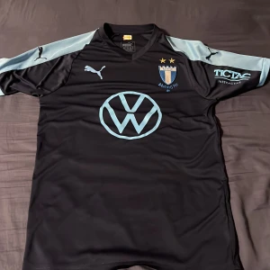 Malmö ff match tröja  - Tjena! Detta är min gamla Malmö ff tröja och den är för liten 🩵🤍