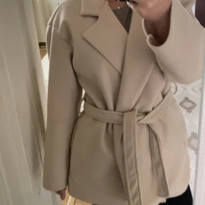 Kappa - Jättefin kappa från Missay. Aldrig använt, nyskick⭐️Säljer då den är lite stor på mig Tryck inte på köp nu!