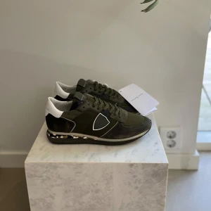 Philippe model skor - Philippe model trainers | skick 10/10 (HELT NYA) | EU 43 ( passar 43-44) | Box medföljer | Pris 2699kr | Hör av dig vid minsta fråga eller fundering! OBS: de små slitningarna tillhör modellen! 