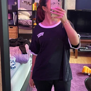 Levis tshirt - Svart lite oversized Levis T-shirt med vita detaljer😽