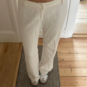 Linnebyxor - Vita linnebyxor från brandymelville. Byxorna är långa. Jag är 173 cm.