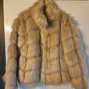 Jacka från nelly i fuskpäls - Så mysig jacka från nelly, har den i flera färger ochd enna blir tyvärr mest hängande då jag gillar de andra mer, men så fin och varm! Stl 34 men skulle nog kunna passa 36 med!
