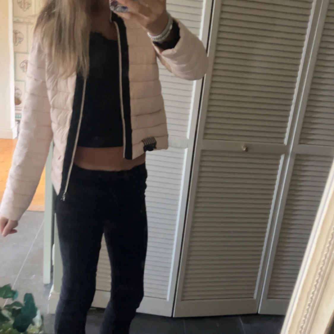 Beige quiltad jacka med svarta detaljer - 90