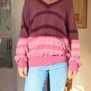 Lila tjocktröja - Lila tjocktröja, stickad, luftig och fina detaljer. 