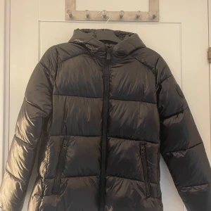 Svart vinterjacka - En helt oanvänd vinterjacka från Save The Duck. Den passar xs, s och m. Nypris 3000kr🥰