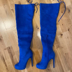 Over Knee Platform Boot, Jannie Delér x Nelly - Säljer mina Over Knee Platform Boot från Nelly.com, stl.39.   Bara använda 1 gång. Stabila och sköna klackar. 