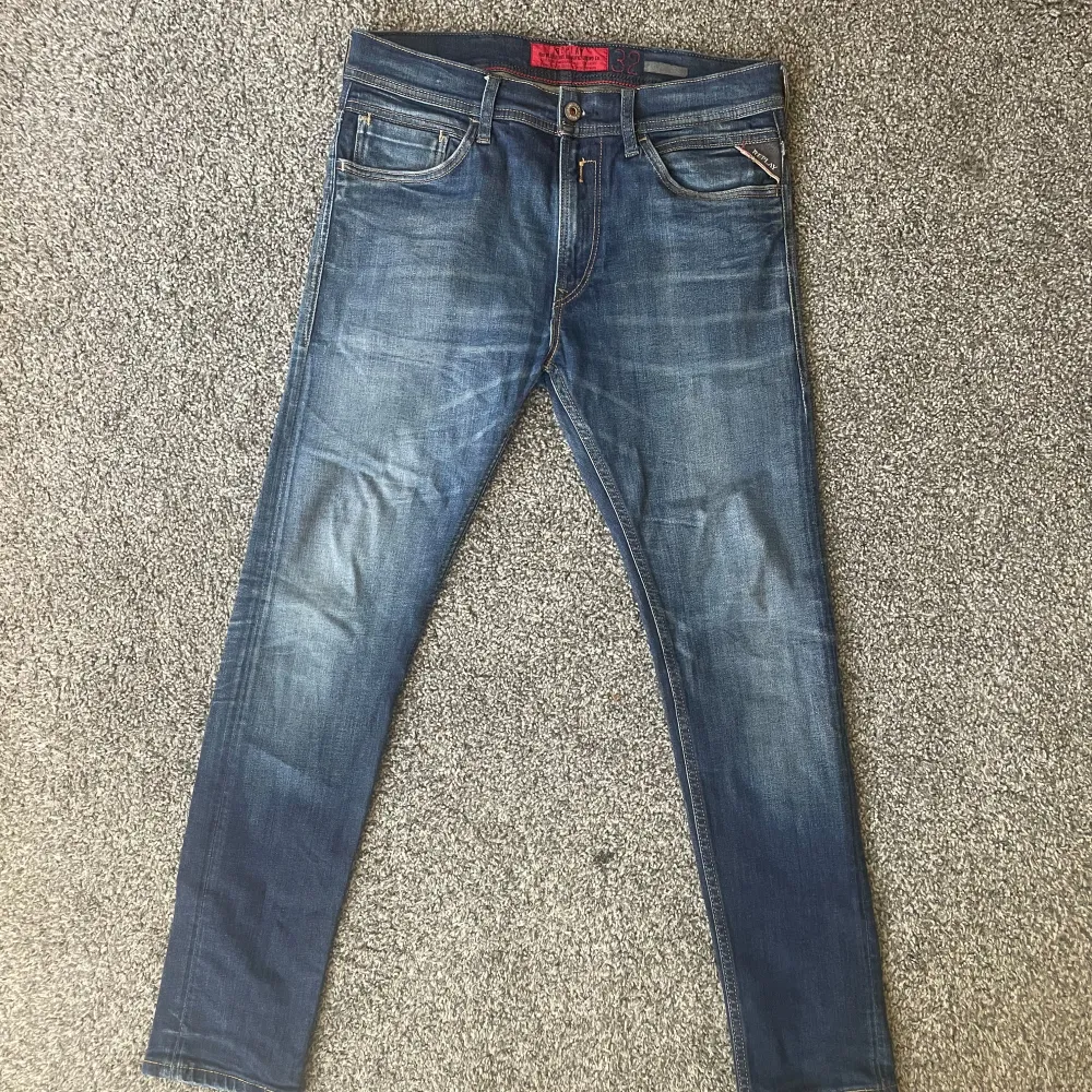 Replay jeans i väldigt bra skick utan defekter. Storlek 32/32 sitter mycket mer som 30/32, skriv för fler frågor priser kan alltid diskuteras!. Jeans & Byxor.