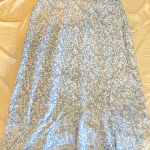 Blå och vit kjol - Detta är en kjol från lager 157 och som har använts förut men det är inga problem med kjolen.