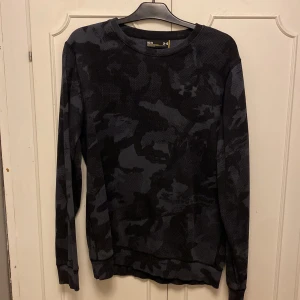Underarmour collegetröja  - Camoflague collegetröja/träningströja från UnderArmour. Ok skick, inga skador!