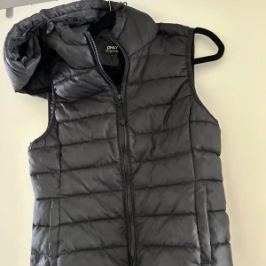 väst  - En helt oanvänd väst från Only, i nyskick och används inte. Pris går att diskutera 💞