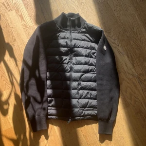 Svart Moncler Cardigan - Tjenare! Nu säljer jag min Svarta Moncler cardigan då jag har tröttnat på den lite, Perfekt nu inför Hösten! Kan mötas i Östermalm eller Frakta den Köptes på CareOfCarl 1 år sedan. 