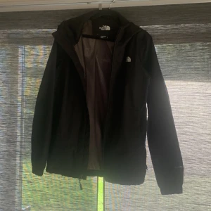 THE NORTH FACE jacka - THE NORTH FACE regn/ vind jacka i mycket fint skick . Sparsamt använd . Ny pris 1300 kr 
