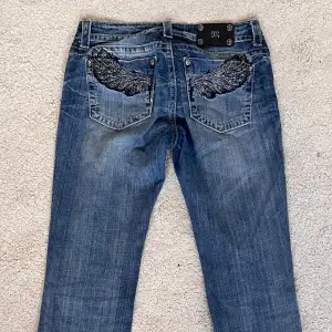 Lågmidjade Miss me jeans i storlek W30 (medium/38), mycket bra skick men sömmen längst ner vid benen är avklippt. Säljer då dem inte är min stil längre. Alla bilder är mina egna, skriv för fler bilder! 💕