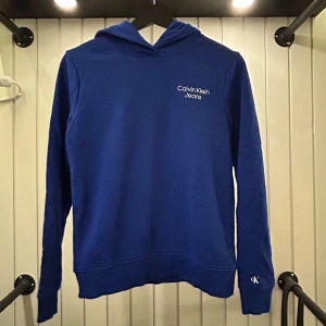 Calvin Klein Hoodie Junior - Hoodien är i väldigt bra skick - 9,5/10. Knappast använd hoodie. Köpt för 600kr på boozt.com.   Öppen för prisförslag och tveka inte på att kontakta mig vid minsta fundering!