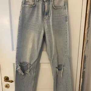 Gina jeans  - Ljusblåa jeans från Gina tricot, hål på käna och sen så har jag klippt en slitts vid fötterna. Inga fläckar och de är högre i midjan 