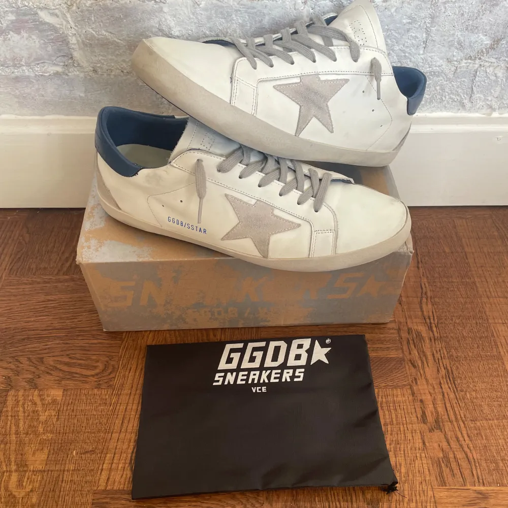 Golden Goose, använda fåtal gånger | skick 8.5/10 | storlek 45 (passar 46) | modell: Superstar | nypris 5000, mitt pris 3200 | frakt 1-2 dagar | hör av dig vid funderingar, pris är diskuterbart | MVH. Skor.