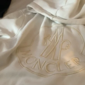 Moncler hoodie - Säljer den för jag har tröttnat på den finns ett litet hål inne i luvan