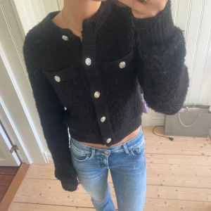 Stickad tröja från H&M med detaljer - Superfin svart stickad tröja från H&M med fina knappar och detaljer. Köpt i vintras. Storlek XS. Ordinarie pris 449kr