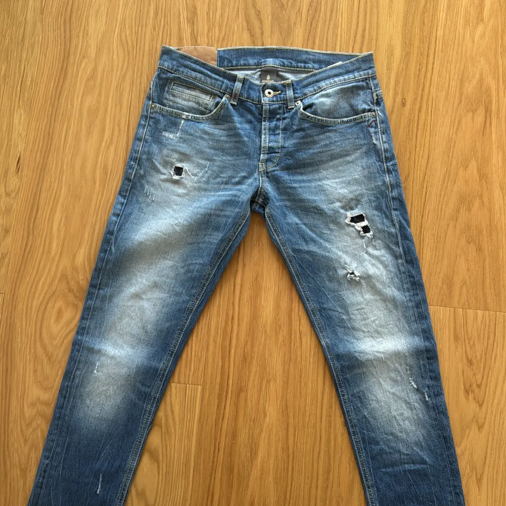 Hej , säljer nu dessa jeans då dom ej kommer till användning längre! | storlek 33 midjemått: 40cm Längdmått: 102cm | skick: 9,5/10 Ingen skada / hål och är nyligen tvättade! | Pris: 1099:- Retail ligger runt 3500:- | Jeans med snygga slitningar!. Jeans & Byxor.