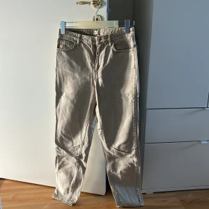 Mom jeans - Gina - Perfect Jeans av Gina. Beiga ostretchiga och lite tighta i rumpan. Tror ej de säljs längre. Säljs pga jag är storlek 38. Använt med försiktighet, är som nya. Önskar att de passade, hoppas de hittar en ny användare. #allaossmedkortaben (är 164cm). 