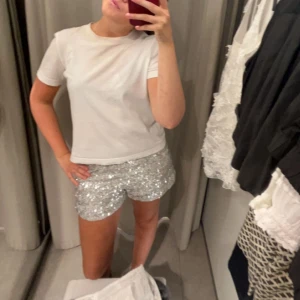 Glitter shorts - Säljer dessa coola silver glittershortsen ifrån zara💕 helt oanvända och supersnygga!! Passar till nyår och andra festliga tillfällen🤩 