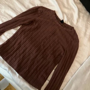 tröja  - används inte.  lite röd brun blandning 