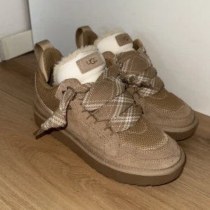 Ugg lowmel  - Ett par helt splitter nya oanvända uggs lowmel med box och i kvitto.                                                   Kontakta vid intresse