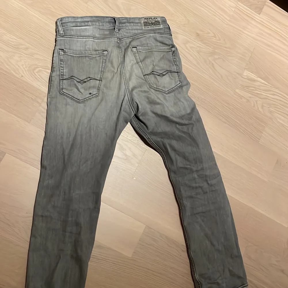 Säljer nu mina gråa replay jeans för dom inte kommer till någon användning. Jeansen är i ett bra skick bortsätt från två fläckar😕 Storlek:146-152. Jeans & Byxor.