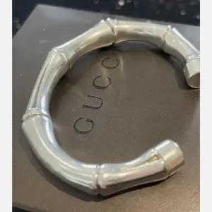 Så coolt Gucci Armband i One Size. 925 Sterlingsilver. nypris är cirka 5500kr. skriv för frågor eller fler bilder. det är i bra skick. fick i studentpresent