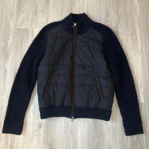 Gran Sasso Cardigan - Gran Sasso Cardigan┃Storlek 44 vilket motsvarar S, passar mellan 175-180┃Skick 9/10┃Bara att höra av dig för fler bilder/frågor